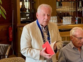 Afbeelding met persoon, kleding, Menselijk gezicht, overdekt

Door AI gegenereerde inhoud is mogelijk onjuist.