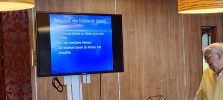 Afbeelding met tekst, kleding, persoon, Weergave-apparaat

Door AI gegenereerde inhoud is mogelijk onjuist.