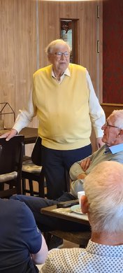 Afbeelding met kleding, persoon, person, Menselijk gezicht

Door AI gegenereerde inhoud is mogelijk onjuist.